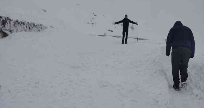 Derecik'te yola çığ düştü
