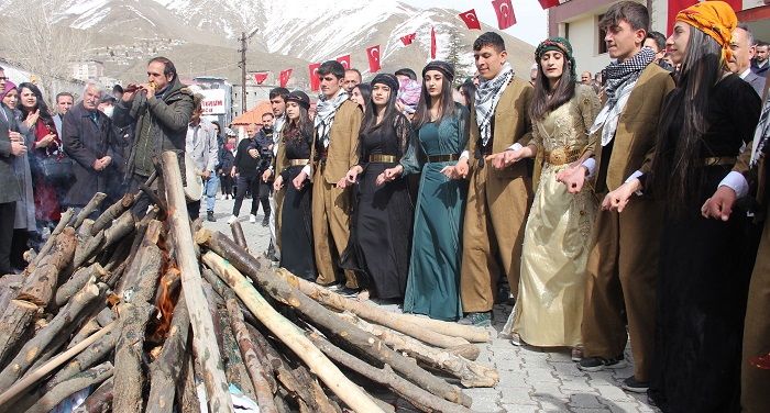 Hakkari'de Nevruz Ateşini Vali Akbıyık yaktı