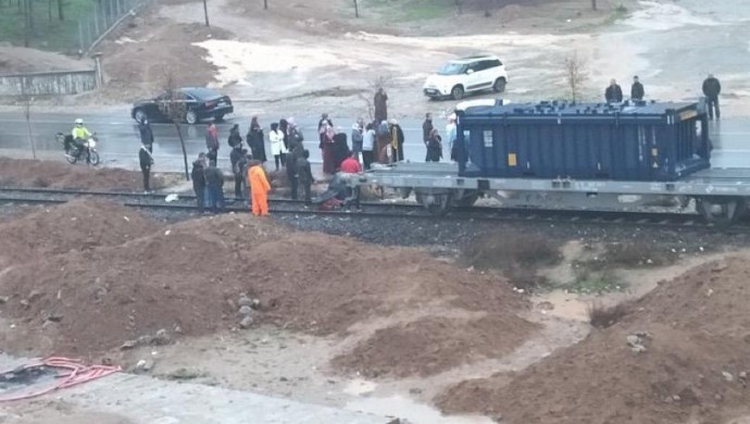 Trenin çarptığı genç öldü