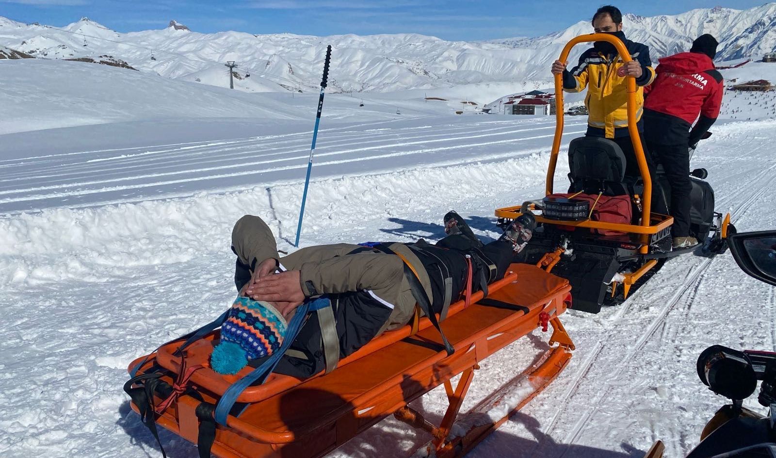 Hakkari JAK mahsur kalan 83 kişiyi kurtardı