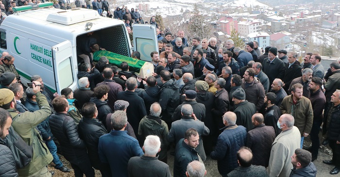 Silahlı saldırıda öldürülen iki kardeşi Onbinler Hakkari'de toprağa verdi