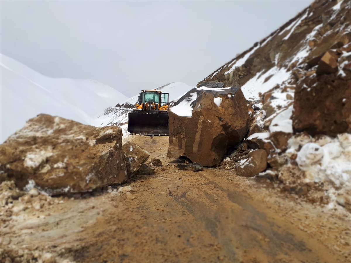 Dağdan kopan kayalar yolu kapattı