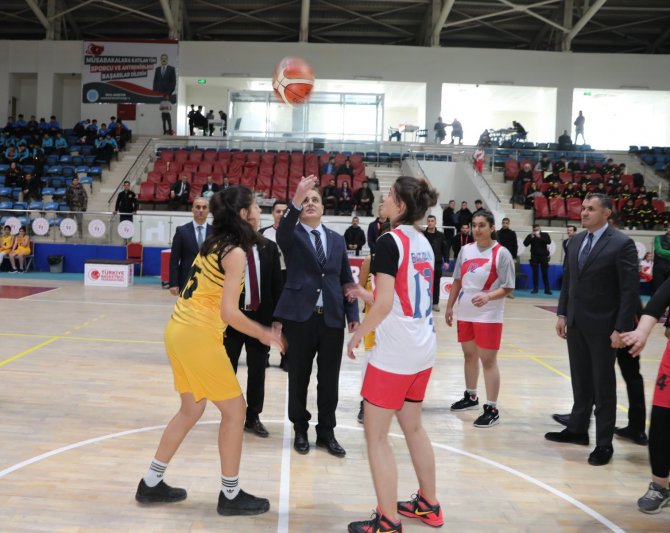 Hakkari'de basketbol grup müsabakaları başladı
