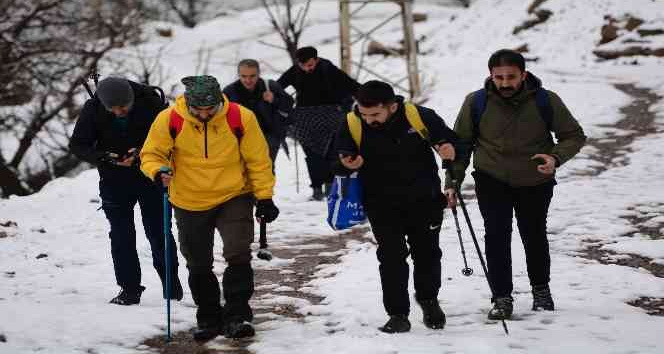 Derecik'te doğa yürüyüşü