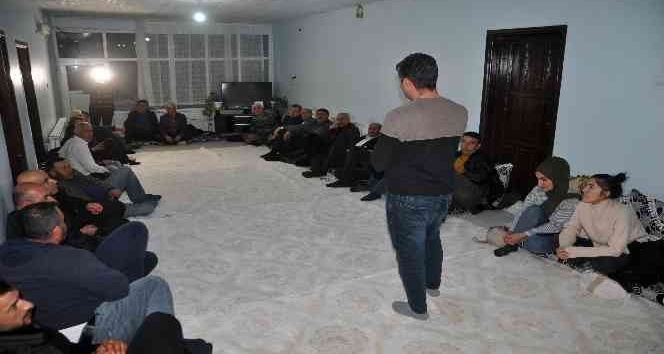 Müdür Yiğit köy köy dolaşıp çiftçileri bilgilendiriyor