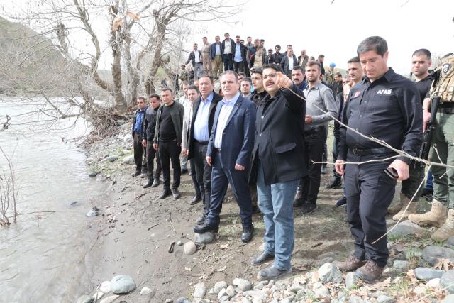Hakkari Valisi Akbıyık bir askerin suya düştüğü bölgede incelemelerde bulundu