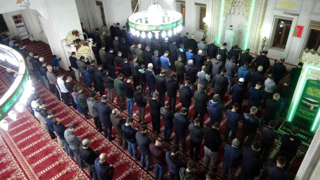 Yüksekova'da ilk teravih namazı kılındı