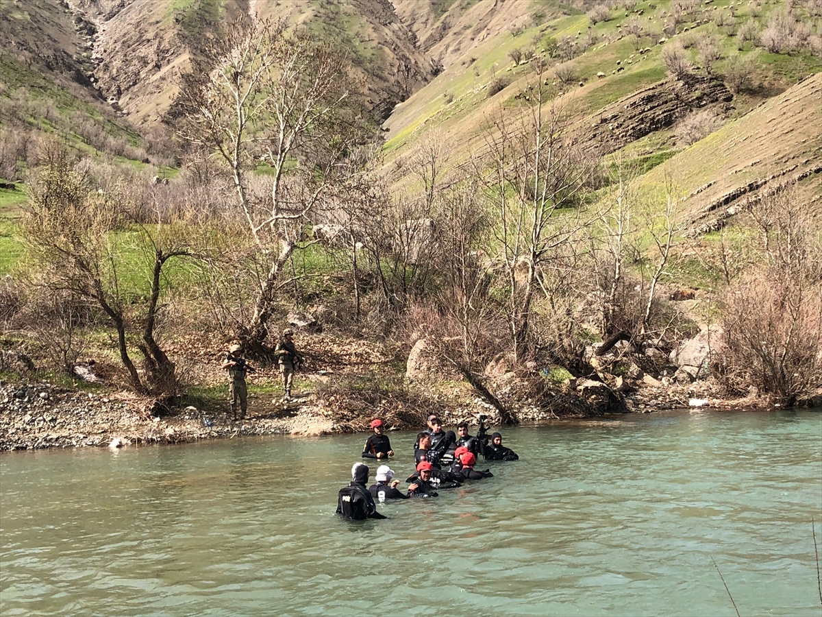 Derecik'te suya kapılan askerin cansız bedeni bulundu