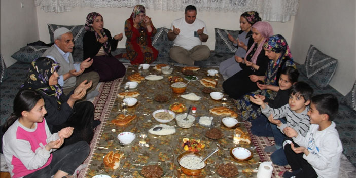 Türkiye'de ilk iftar Şemdinli'de yapıldı