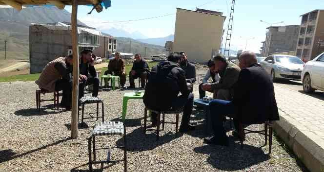 Derecik'lililer güneşli havanın keyfini çıkarttı