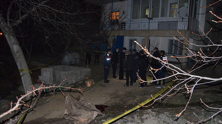 Annesi ve ağabeyini öldürüp, mezarlıkta intihar etti