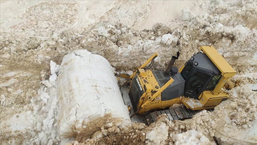 Hakkari'de karla mücadele çalışması