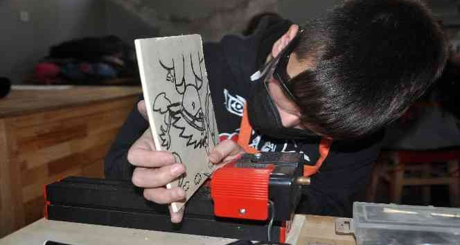 Ahşap atölyesinde el becerilerini geliştiriyorlar