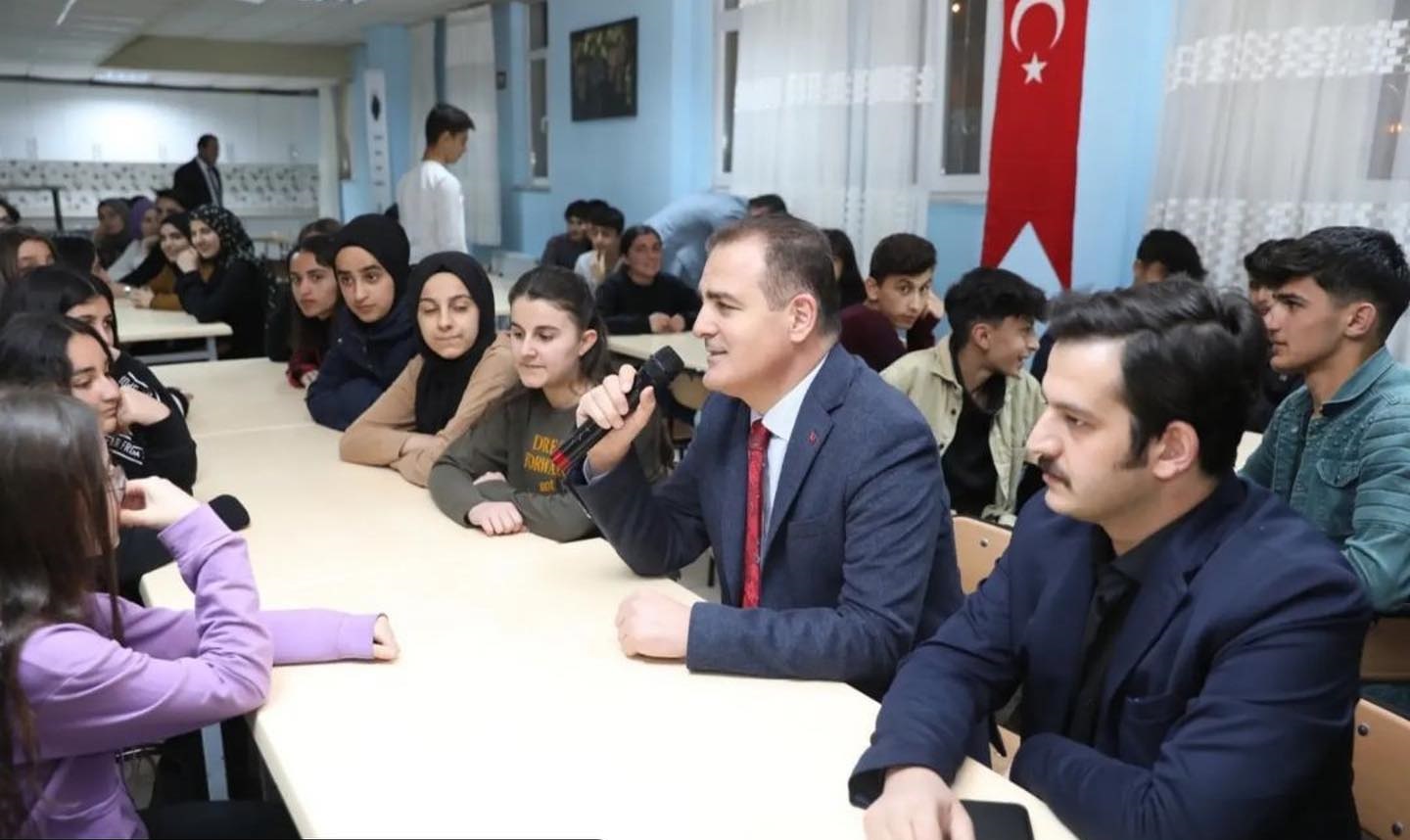 Hakkari Valisi İdris Akbıyık iftarda öğrencilerle buluştu