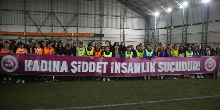Yüksekova'da kadına yönelik şiddete dikkat çekmek için futbol turnuvası yapıldı