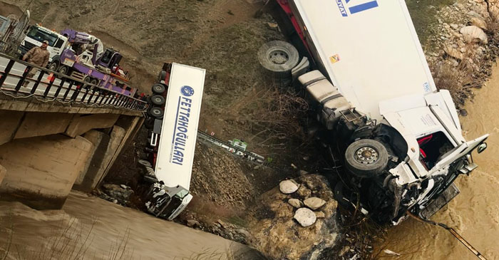 Hakkari-Van karayolunda Tır, Zapa uçtu