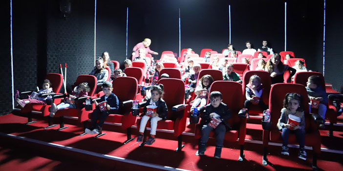 Çukurca'da miniklerin ücretsiz sinema keyfi