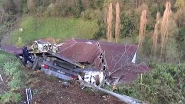 TIR, gecekondunun üzerine devrildi