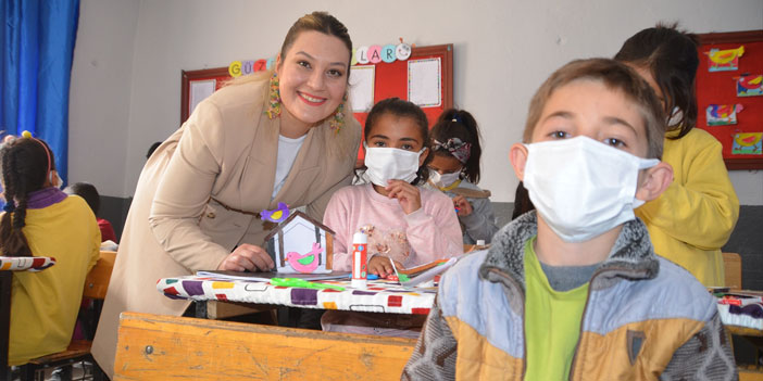 Memleketine tayin olan Alime öğretmen, Yüksekova özlemine dayanamadı