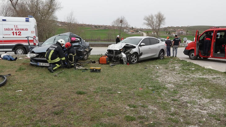 İki otomobil çarpıştı: 1 ölü, 5 yaralı
