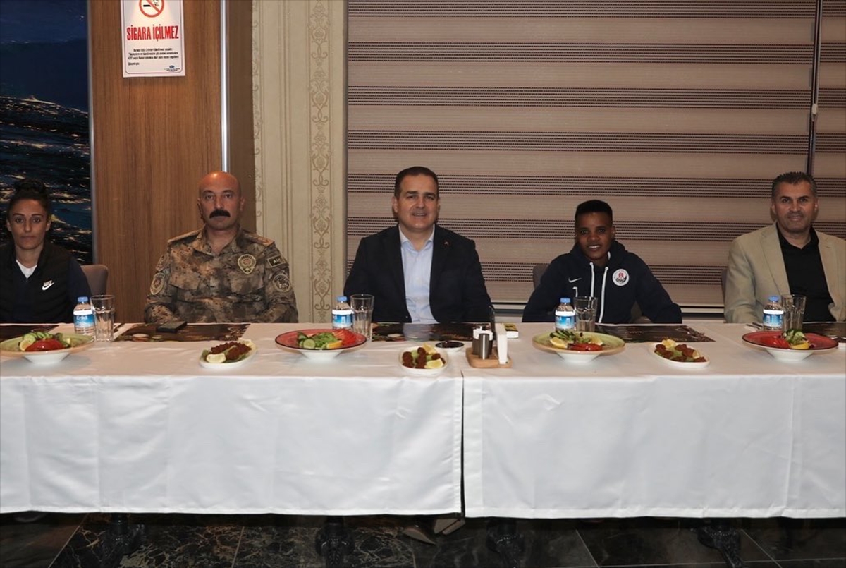 Hakkari Valisi Akbıyık kadın futbolcularla bir araya geldi