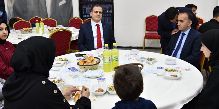 Vali Akbıyık, Kızılay’ın iftar yemeğine katıldı