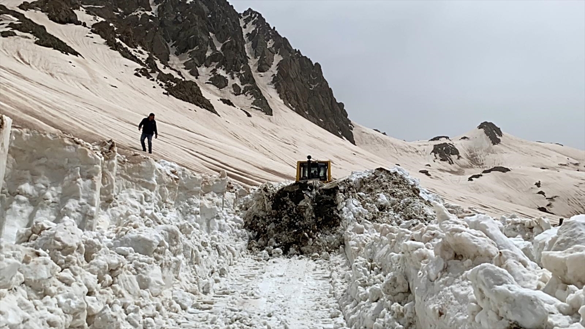 Hakkari'de Nisan'da karla mücadele
