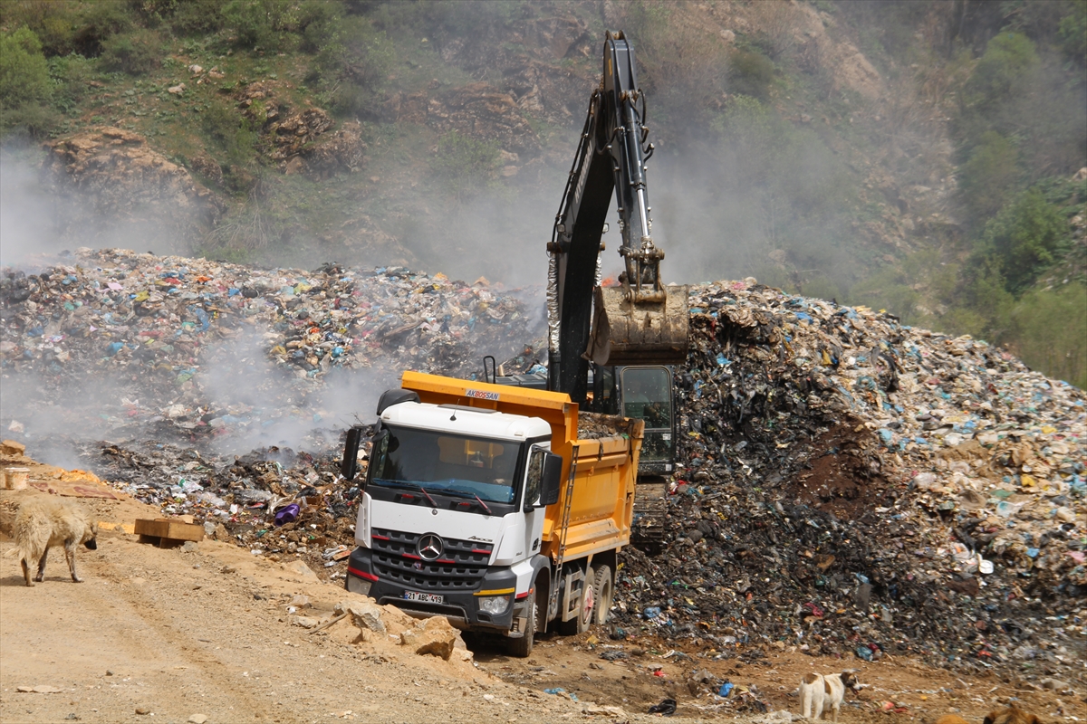 Şemdinli'nin çöpü Yüksekova'ya taşınıyor