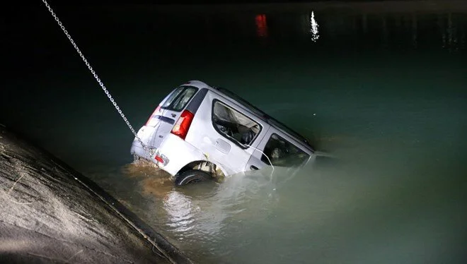 Otomobil kanana düştü: 3 ölü, 2 kayıp