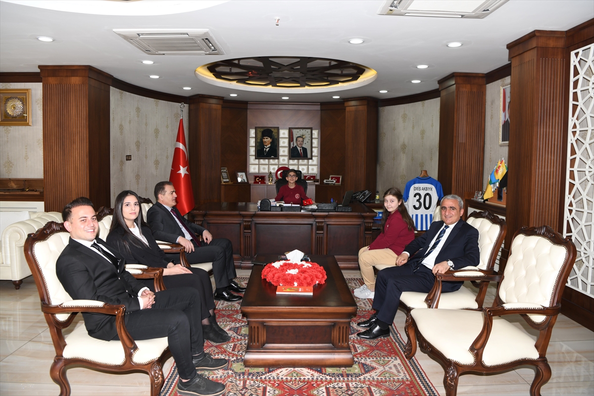 Hakkari Valisi Akbıyık temsili olarak makamını öğrencilere devretti