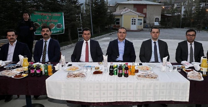 Hakkari Valisi Akbıyık, İl Özel İdaresi personeliyle iftar yaptı