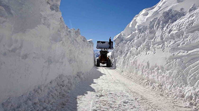 Hakkari'de yayla yolunda 8 metrelik karla mücadele