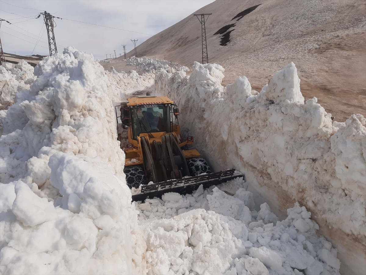Nisan'da karla mücadele sürüyor