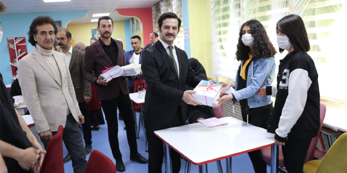 Hakkari'de öğrencilere kaynak kitap desteği