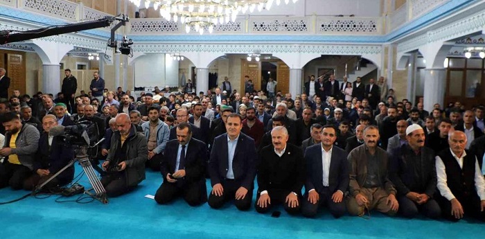 Hakkari'de Kadir Gecesi'nde camiler doldu