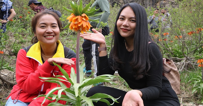 Taylandlı 2 turist, ters laleleri görmek için Hakkari'ye geldi