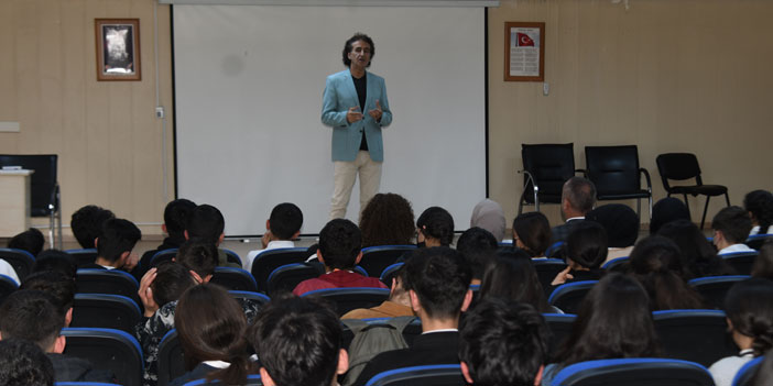 Atatürk Anadolu Lisesi öğrencileri 'Kariyer Günleri'yle meslekleri tanıyor