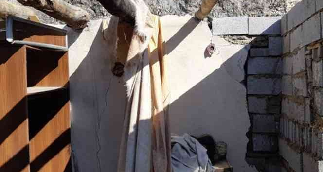 Üzerine kaya düşen evde canlarını zor kurtardılar