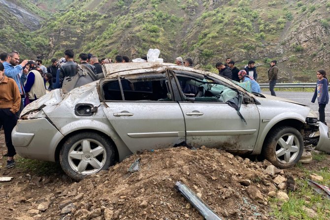 Hakkari'de trafik kazası 4 yaralı