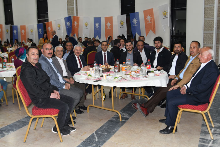 Ak Parti teşkilatı iftarda buluştu