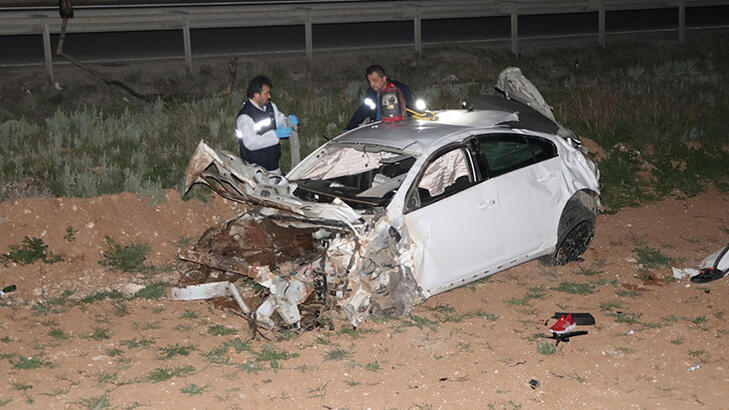 Araçtan fırlayan 2 kişi can verdi