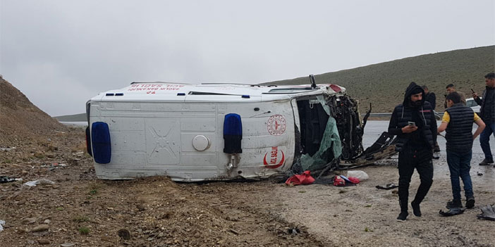 Hakkari Van yolunda ambulans devrildi