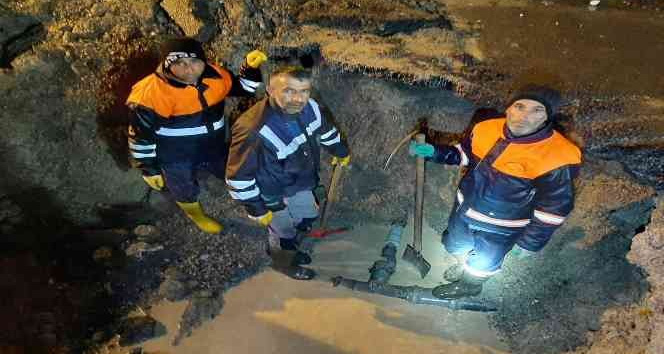 Belediye çalışanları gece mesaisinde