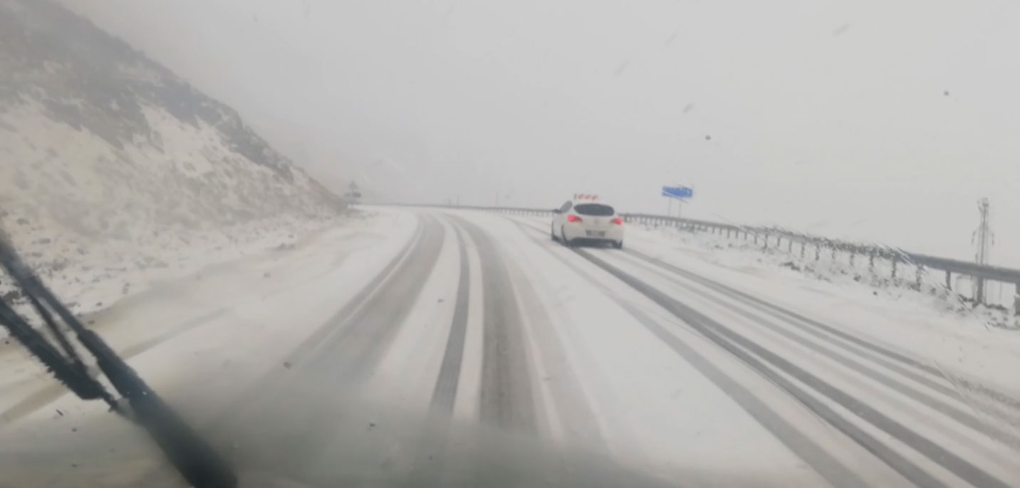 Hakkari - Van Karayolunda kar sürprizi