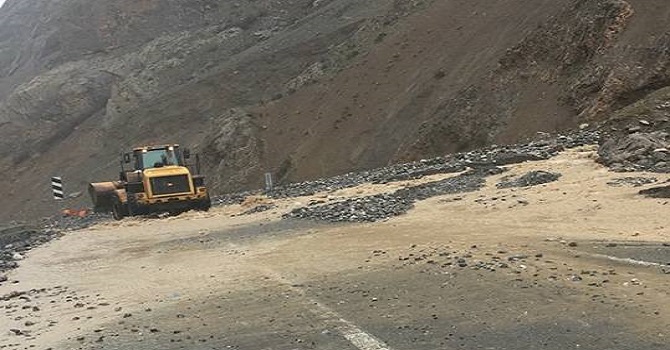 Hakkari-Çukurca karayolu ve Çanaklı köyüne heyelan indi