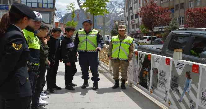 Hakkari'de "Yayalar İçin 5 Adımda Güvenli Trafik" standı kuruldu