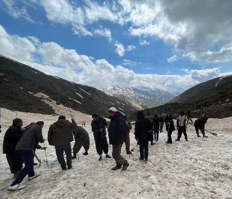 Çığ altında kalan 2 İranlı aranıyor