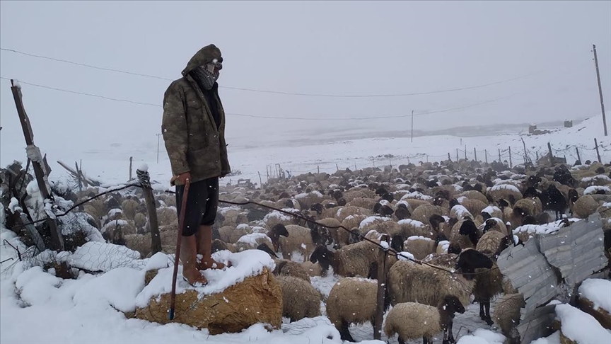 Hakkari'de fırtınaya yakalanan 22 kişiden haber alınamıyor