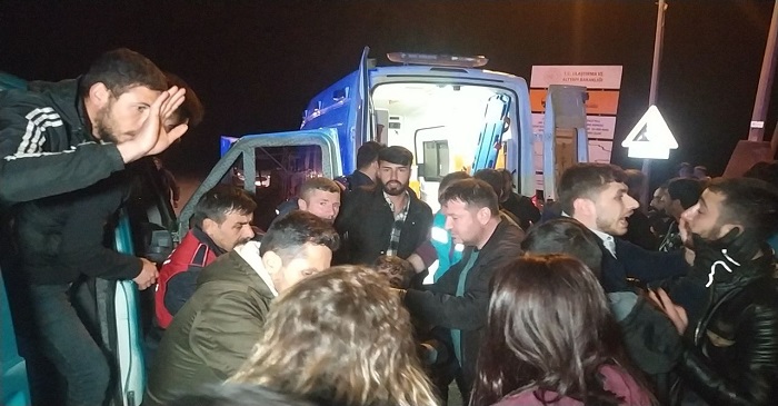 Hakkari'de İki araç kafa kafaya çarpıştı: 2 ölü  5 yaralı