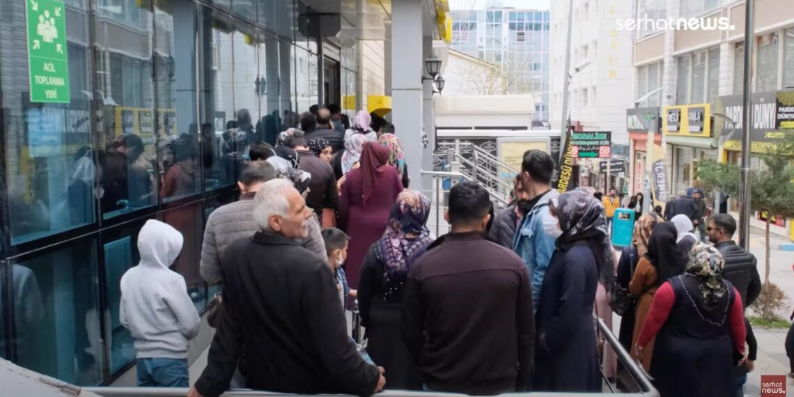 Van’da PTT önündeki kuyruklar işkenceye dönüştü